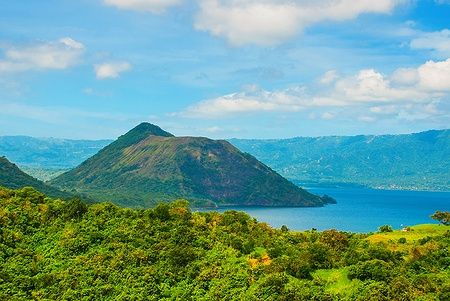 Vulcano Taal su Luzon, circondato da un lago e una fitta vegetazione.