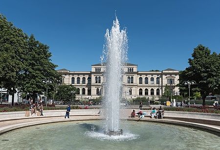 Ingresso principale dello zoo di Francoforte con una fontana e il palazzo della società.