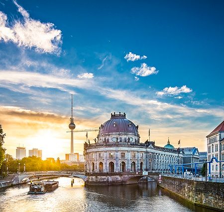 Museum Island e Torre della Televisione a Berlino al tramonto.