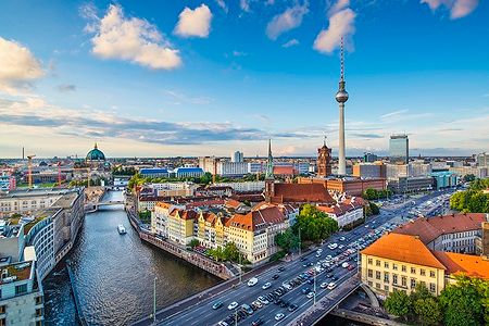 Skyline di Berlino con il fiume Sprea e la Torre della Televisione.