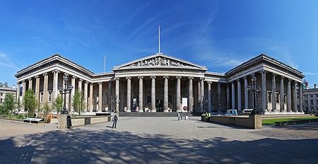 Facciata del British Museum a Londra con persone nel cortile.