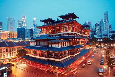 Il Buddha Tooth Relic Temple di Singapore con grattacieli sullo sfondo.