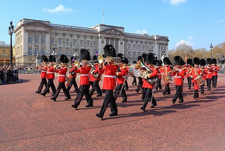 Soldati della banda musicale marciano durante il cambio della guardia a Buckingham Palace.