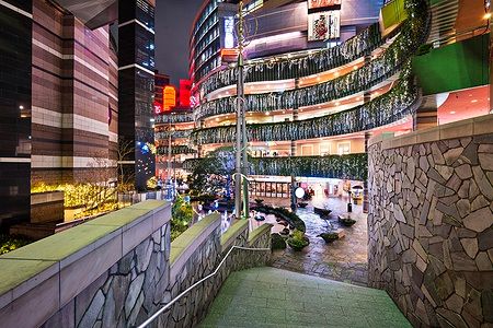 Canal City a Fukuoka illuminata di notte con decorazioni natalizie.