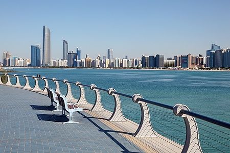 La Corniche di Abu Dhabi con vista sulla skyline moderna e sul Golfo Persico.
