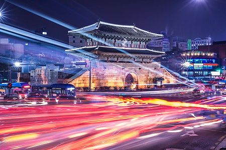 Dongdaemun Gate a Seoul di notte con scie luminose di auto.