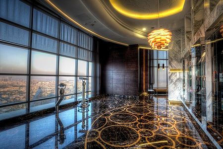 Interno dell'Observation Deck at 300 nelle Etihad Towers di Abu Dhabi con vista sulla città.