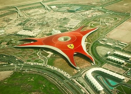 Vista aerea del Ferrari World Park ad Abu Dhabi con il tetto rosso iconico.