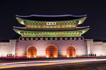 La porta Gwanghwamun illuminata di notte a Seoul.