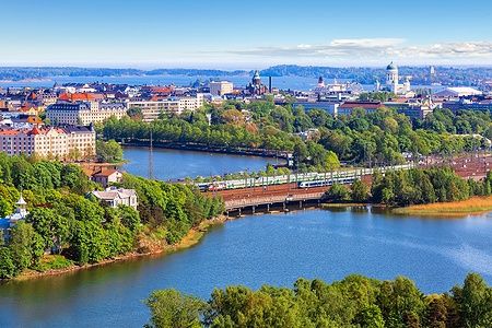 Vista aerea panoramica di Helsinki con architettura estiva e verde lussureggiante.