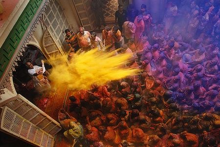 Celebrazione dell'Holi Festival con polveri colorate a Calcutta.