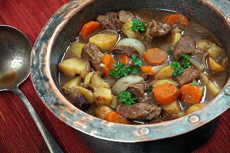 Irish stew con carne, patate e verdure in un pentolone di rame.