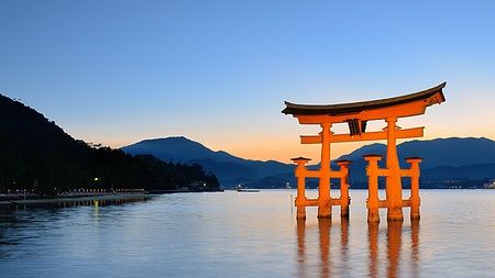 Il Torii fluttuante di Itsukushima a Miyajima al tramonto.