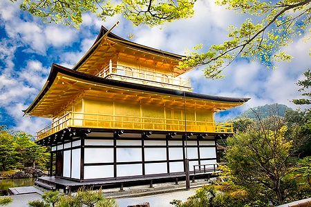 Il Padiglione d'Oro, tempio Kinkaku-ji a Kyoto, circondato dalla natura.