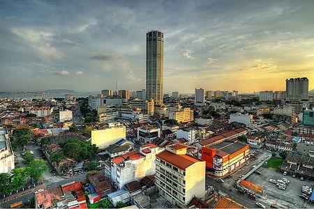 Vista della Torre Komtar a George Town, Penang, al tramonto.
