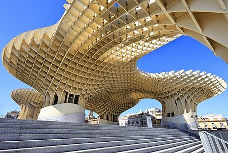 Metropol Parasol a Siviglia con struttura in legno e cielo blu.