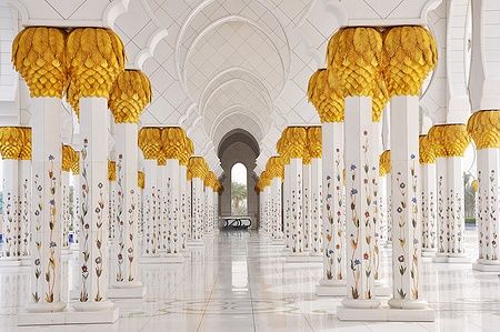Dettaglio delle colonne dorate della Moschea Sheikh Zayed ad Abu Dhabi.