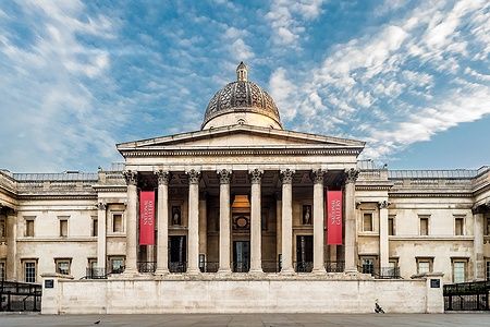 Facciata della National Gallery a Londra, illuminata dalla luce del mattino