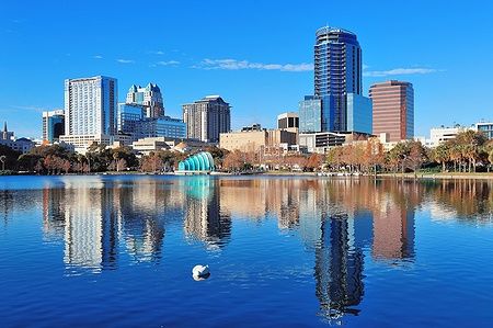 Grattacieli di Orlando riflessi nel Lake Eola con un cigno.