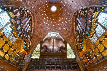 Interno del Palau Güell a Barcellona con vetrate e ferro battuto.