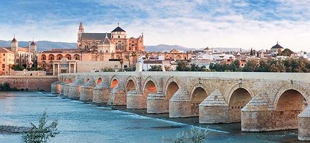 Ponte Romano e Grande Moschea a Cordoba lungo il fiume Guadalquivir.