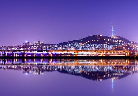 Seoul Tower e Namsan di notte riflessi nell'acqua.