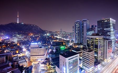 Vista notturna della città di Seoul con la Seoul Tower illuminata.
