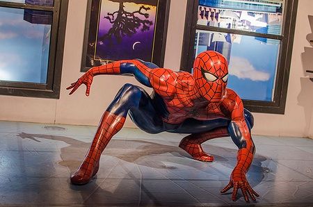 Statua di Spiderman in posa iconica al Madame Tussauds di Londra.