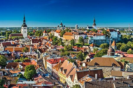 Vista della città vecchia di Tallinn con tetti colorati e torri storiche.