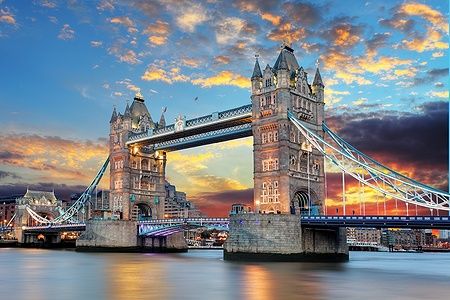 Il Tower Bridge a Londra con il cielo al tramonto.