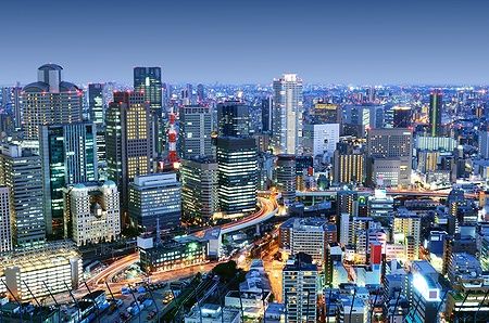 Skyline notturno del distretto di Umeda a Osaka con grattacieli illuminati.