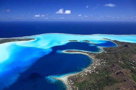 Veduta aerea della laguna di Bora Bora con colori sognanti.