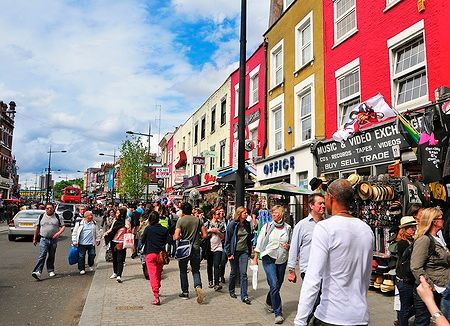 Camden Street a Londra con folla di persone e negozi colorati.