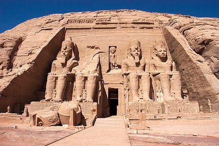 Statue colossali del tempio di Abu Simbel in Egitto.
