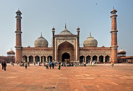 La Jama Masjid a Old Delhi con minareti e cupole, persone nella piazza.