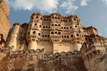 Vista del Jodhpur Umaid Bhawan Palace in Rajasthan, India sotto un cielo azzurro.