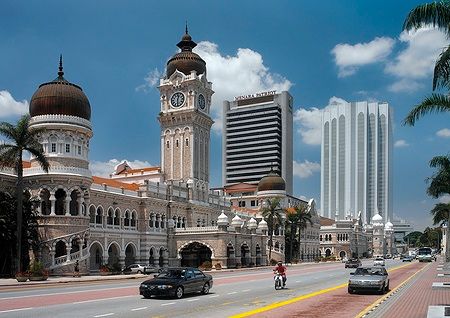 Il Sultan Abdul Samad Building a Kuala Lumpur con moderni hotel sullo sfondo.