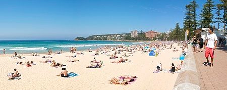 Bagnanti e surfisti a Manly Beach, Sydney, Australia, il 20 marzo 2010.