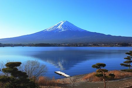 Il Monte Fuji con neve, visto dal lato del lago Kawaguchi-ko in una giornata serena.