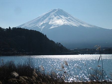 Vista del Monte Fuji innevato da Lake Kawaguchi con il sole splendente.