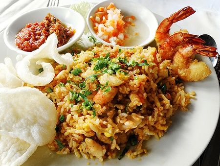 Piatto di Nasi Goreng con frutti di mare in un caffè asiatico.