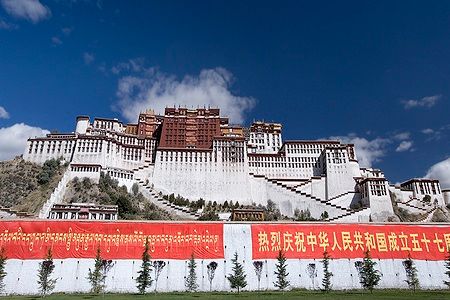 Il Palazzo del Potala a Lhasa, Tibet, sotto un cielo blu.