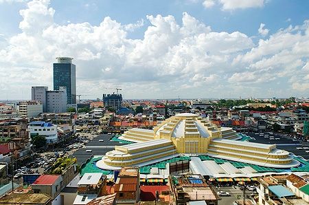 Il mercato Psar Thmei a Phnom Penh, esempio di architettura modernista.