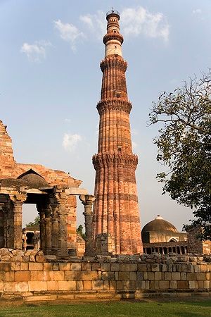 Qutb Minar nel Parco Archeologico Mehrauli di Delhi, India.