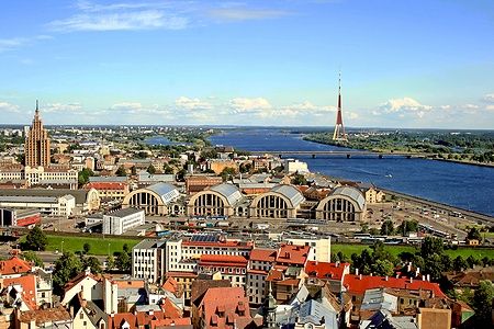 Vista aerea di Riga con il Mercato Centrale e il fiume Daugava.