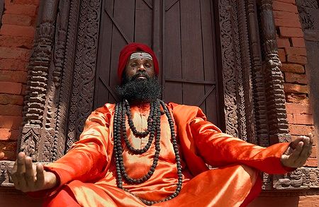 Un Sadhu medita a Durbar Square, Kathmandu, in Nepal.