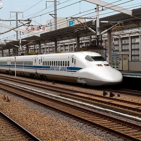 Treno Shinkansen alla stazione di Tokyo, Giappone.