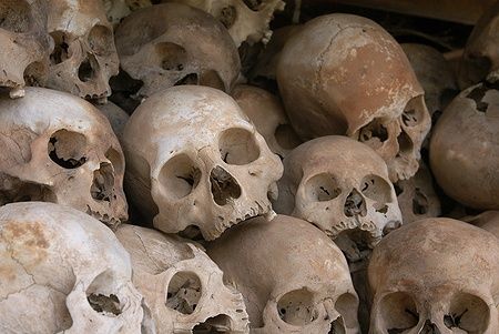 Teschi umani ammassati nei Campi di Sterminio di Choeung Ek, Cambogia.