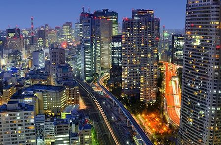 Skyline notturno di grattacieli a Tokyo nel quartiere Minato, Giappone.