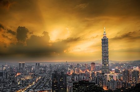 Skyline di Taipei con grattacielo Taipei 101 e cielo drammatico al tramonto.